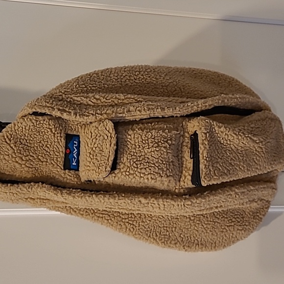 Kavu Handbags - Kavu Tan Fleece Sling Bag